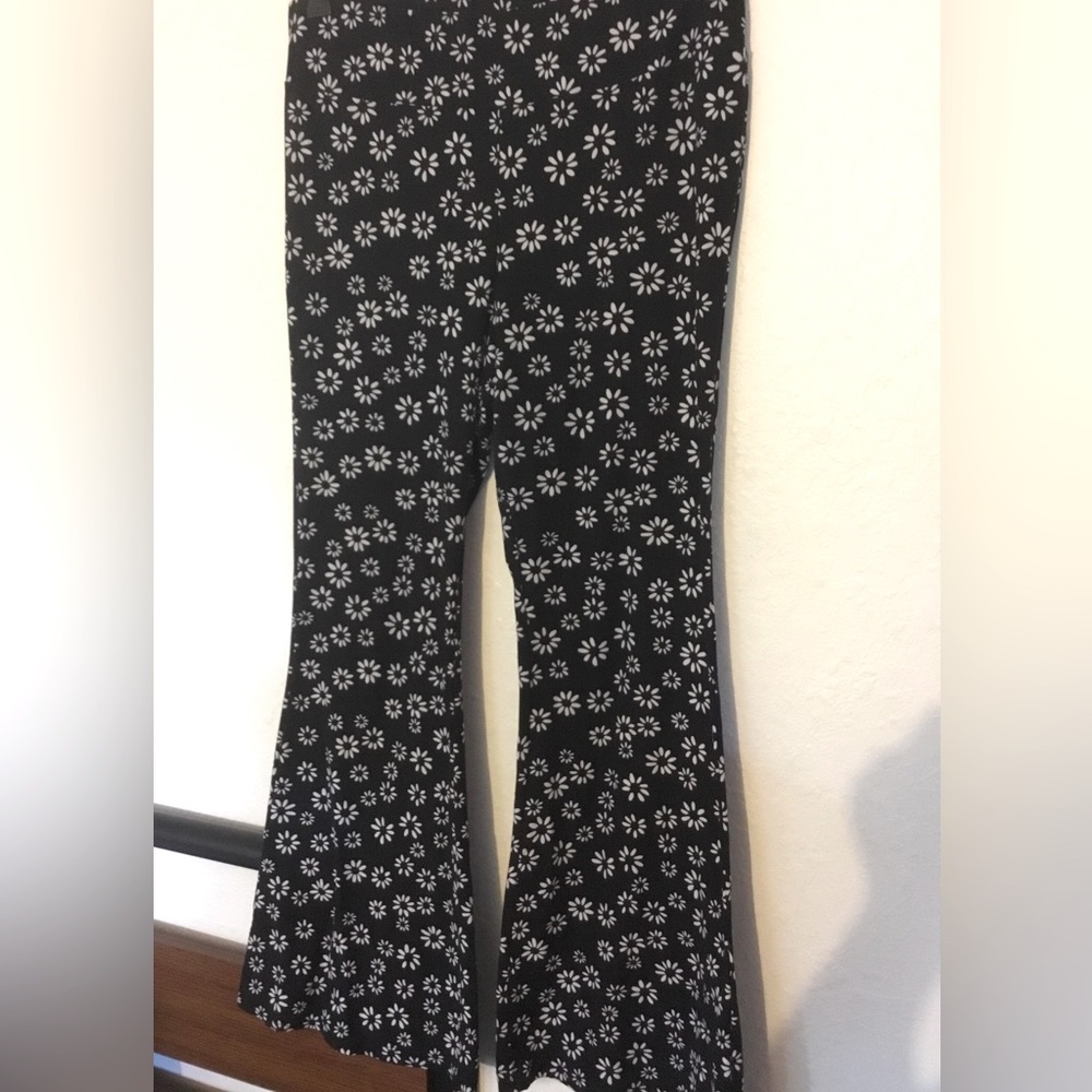 Daisy print bell bottom leggings